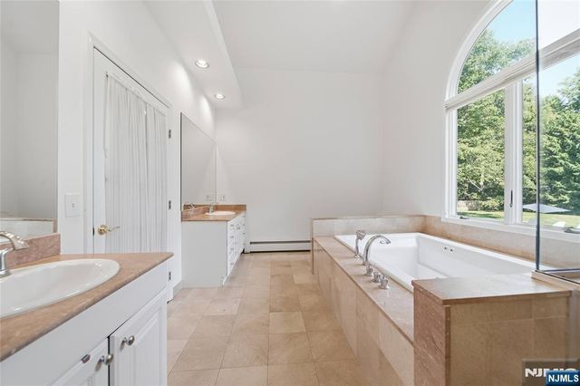 19 Robin Road, Mahwah, NJ 07430