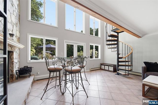 19 Robin Road, Mahwah, NJ 07430