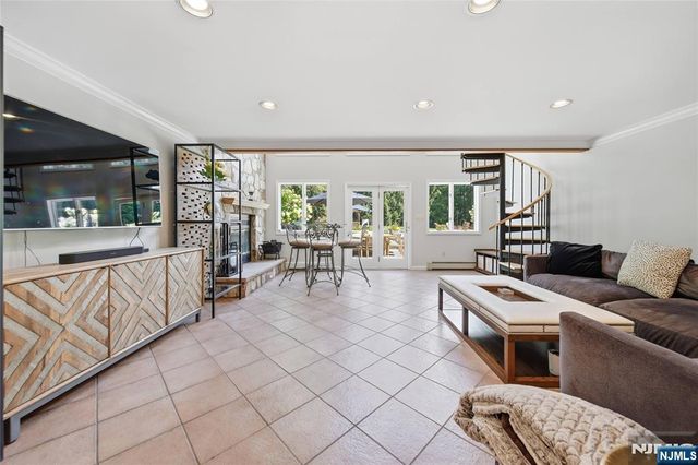 19 Robin Road, Mahwah, NJ 07430