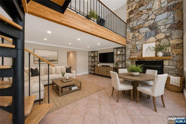19 Robin Road, Mahwah, NJ 07430