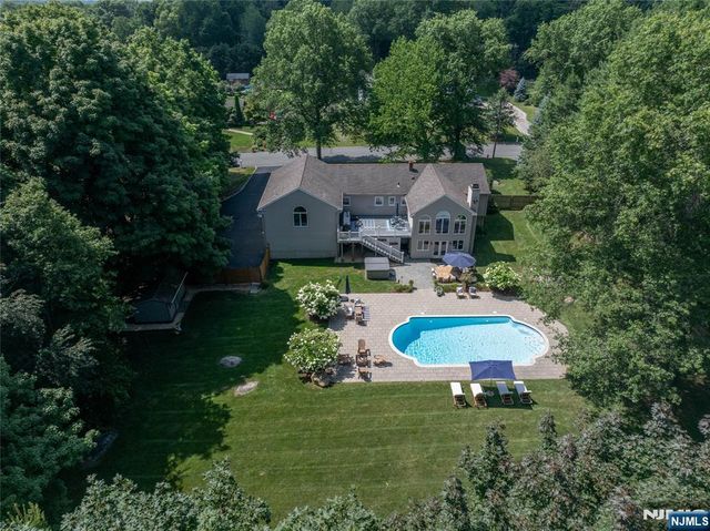 19 Robin Road, Mahwah, NJ 07430