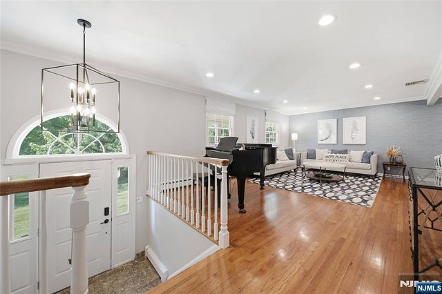 19 Robin Road, Mahwah, NJ 07430