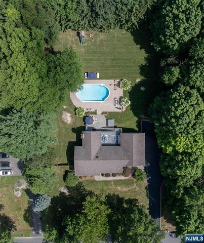 19 Robin Road, Mahwah, NJ 07430