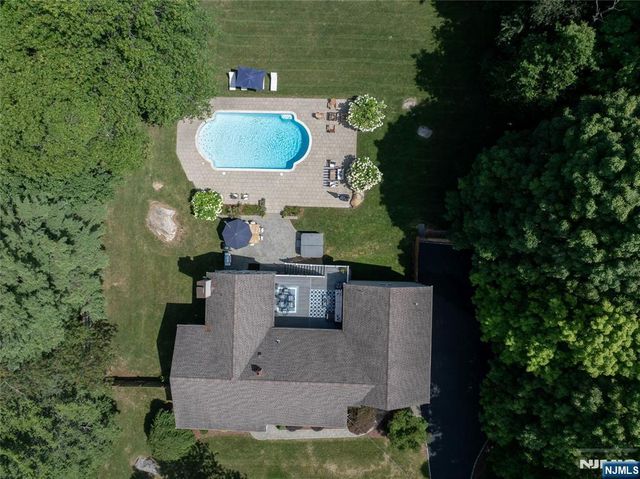 19 Robin Road, Mahwah, NJ 07430