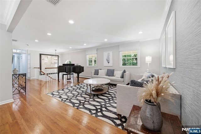 19 Robin Road, Mahwah, NJ 07430
