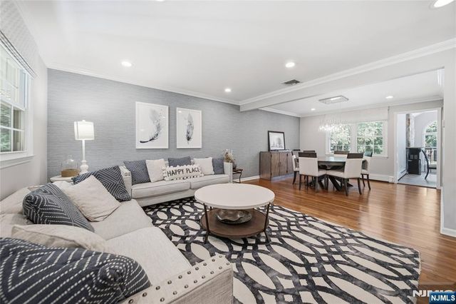 19 Robin Road, Mahwah, NJ 07430
