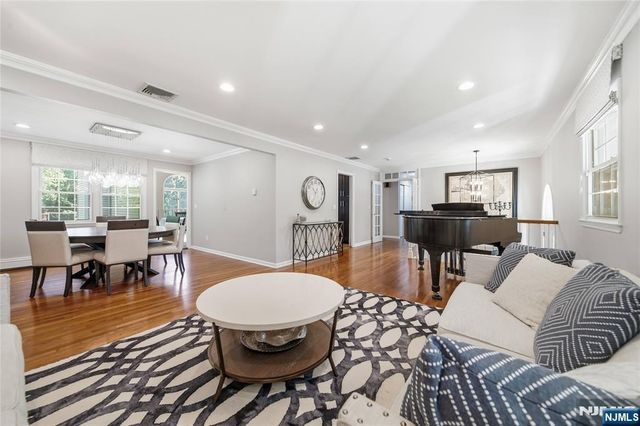 19 Robin Road, Mahwah, NJ 07430