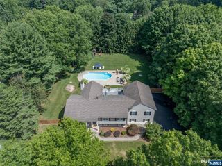19 Robin Road, Mahwah, NJ 07430