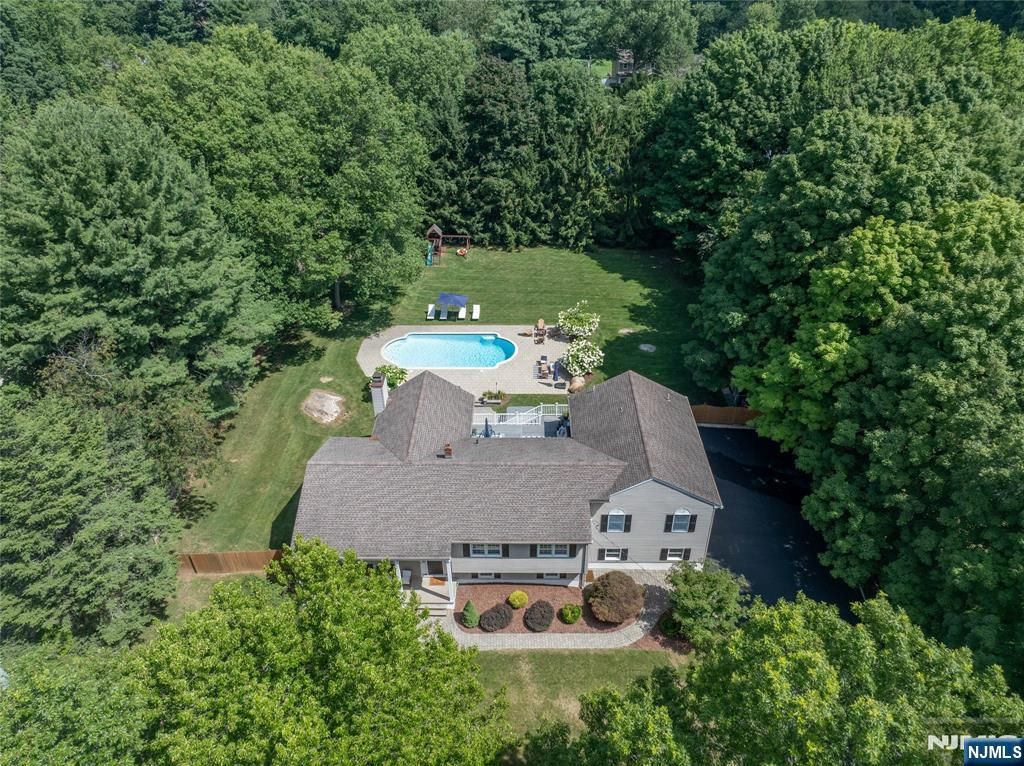 19 Robin Road, Mahwah, NJ 07430