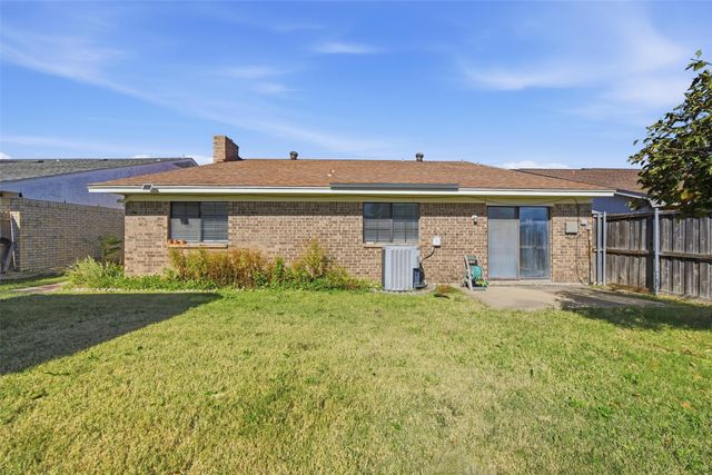 2212 Benbrook Drive, Carrollton, TX 75007