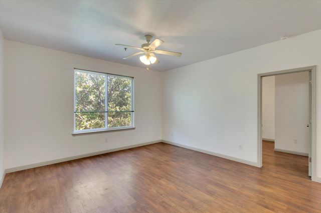 1011 N Lbj DR 101A, San Marcos, TX 78666