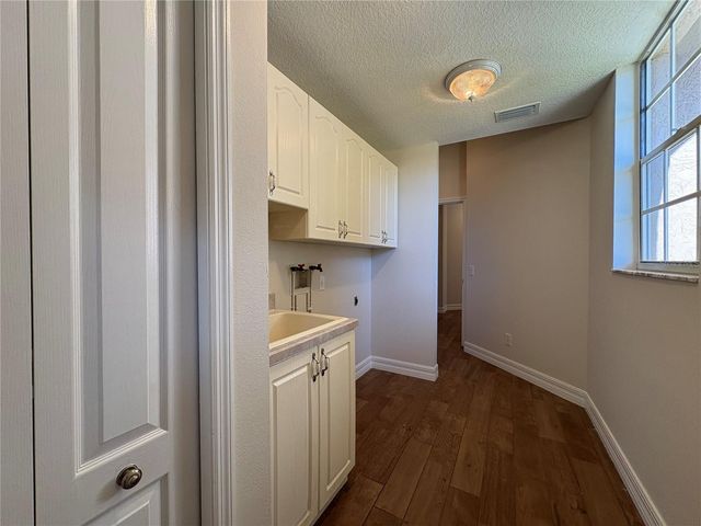 5205 FAR OAK CIRCLE, Sarasota, FL 34238