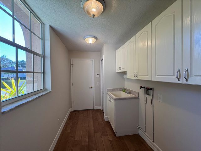 5205 FAR OAK CIRCLE, Sarasota, FL 34238