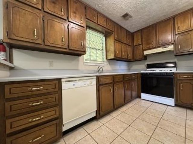 8170 Canyon Forge Drive, Riverdale, GA 30274