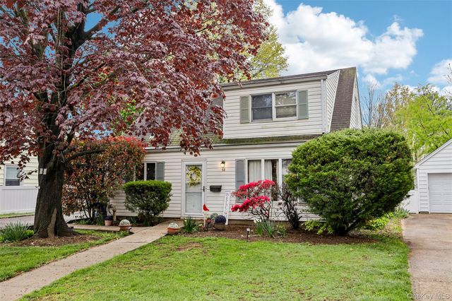 58 Oxford Street, Roslyn Heights, NY 11577