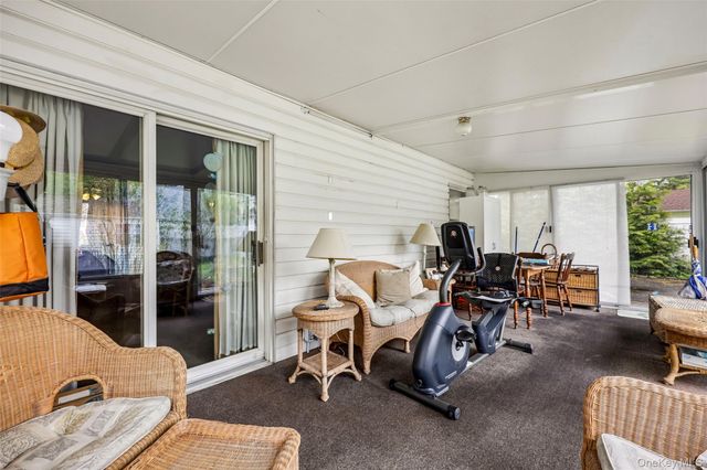 58 Oxford Street, Roslyn Heights, NY 11577