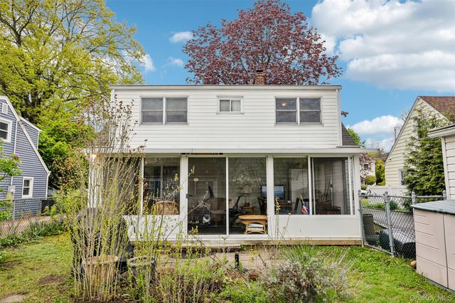 58 Oxford Street, Roslyn Heights, NY 11577