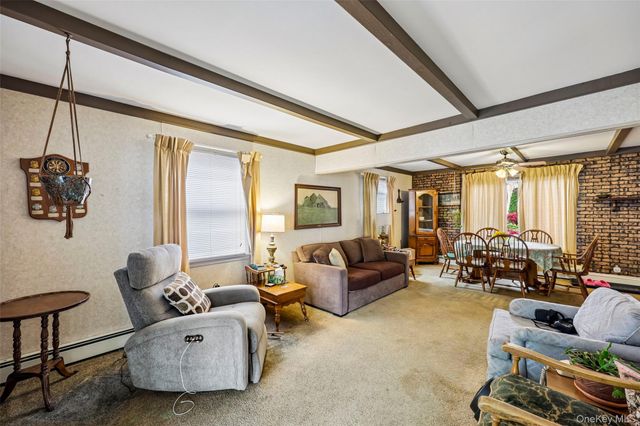 58 Oxford Street, Roslyn Heights, NY 11577