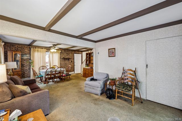 58 Oxford Street, Roslyn Heights, NY 11577