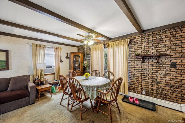 58 Oxford Street, Roslyn Heights, NY 11577
