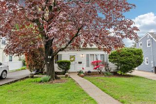 58 Oxford Street, Roslyn Heights, NY 11577