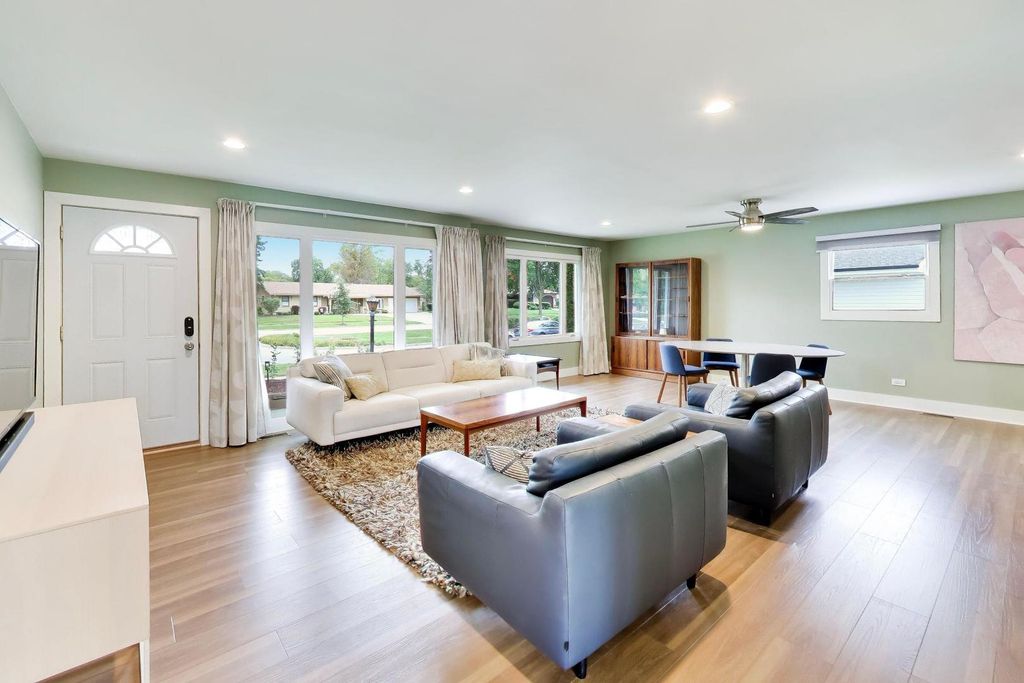 401 E Elk Grove Boulevard, Elk Grove Village, IL 60007 — photo 3