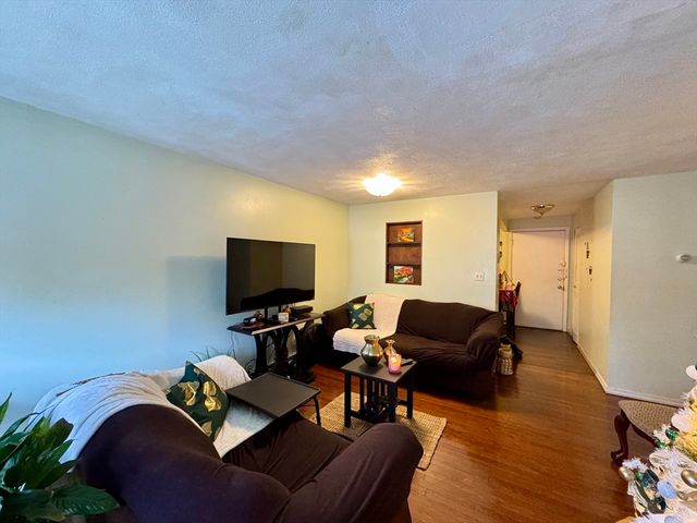 33 Cary Ave 11, Chelsea, MA 02150