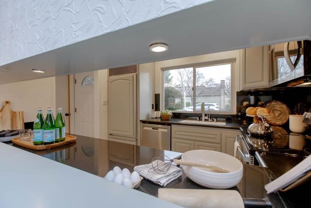 1160 1160 Marianas Ln, Alameda, CA 94502