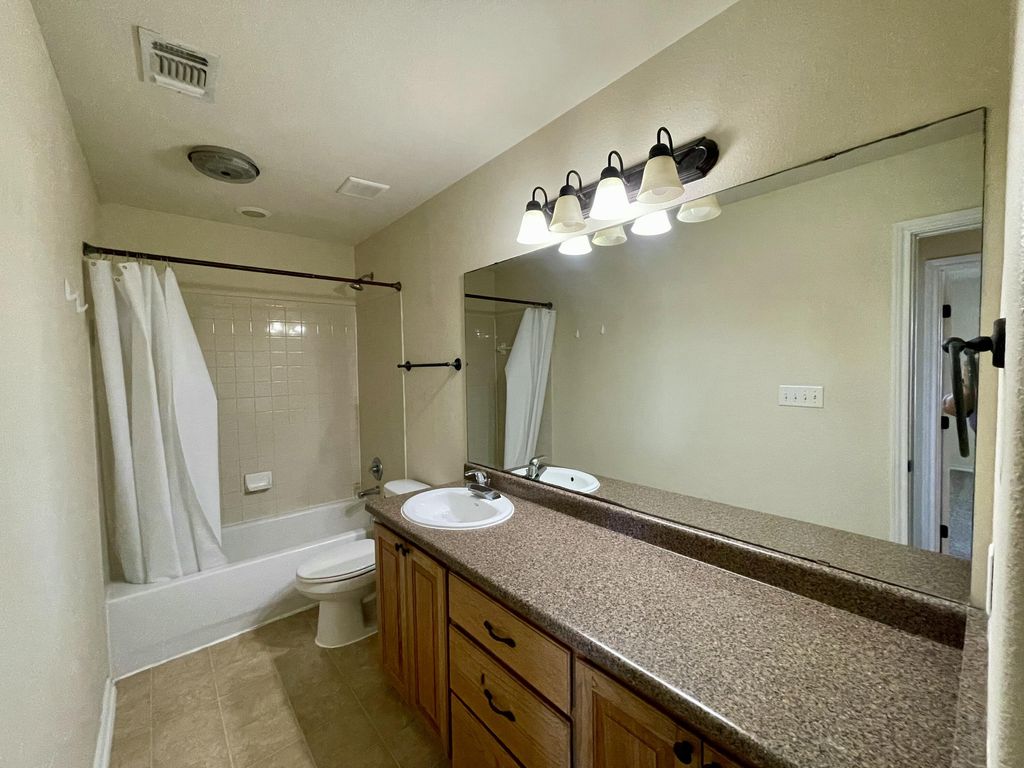 Image 13 of property listing at 4441 Oak Grove Boulevard, San Angelo, TX 76904