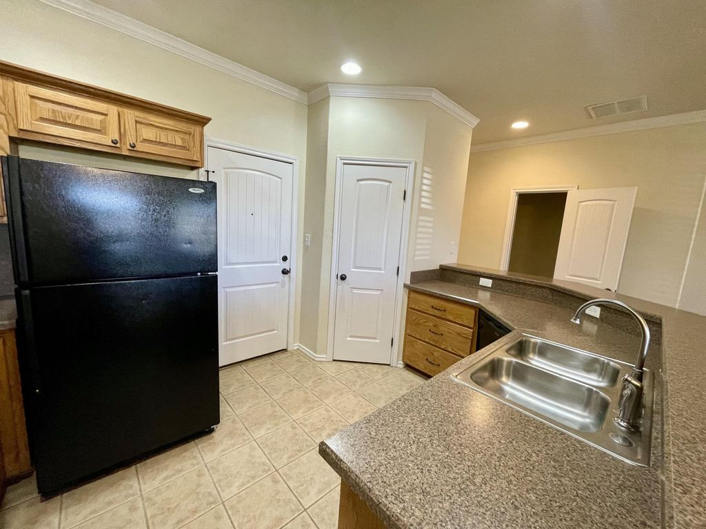 Image 5 of property listing at 4441 Oak Grove Boulevard, San Angelo, TX 76904