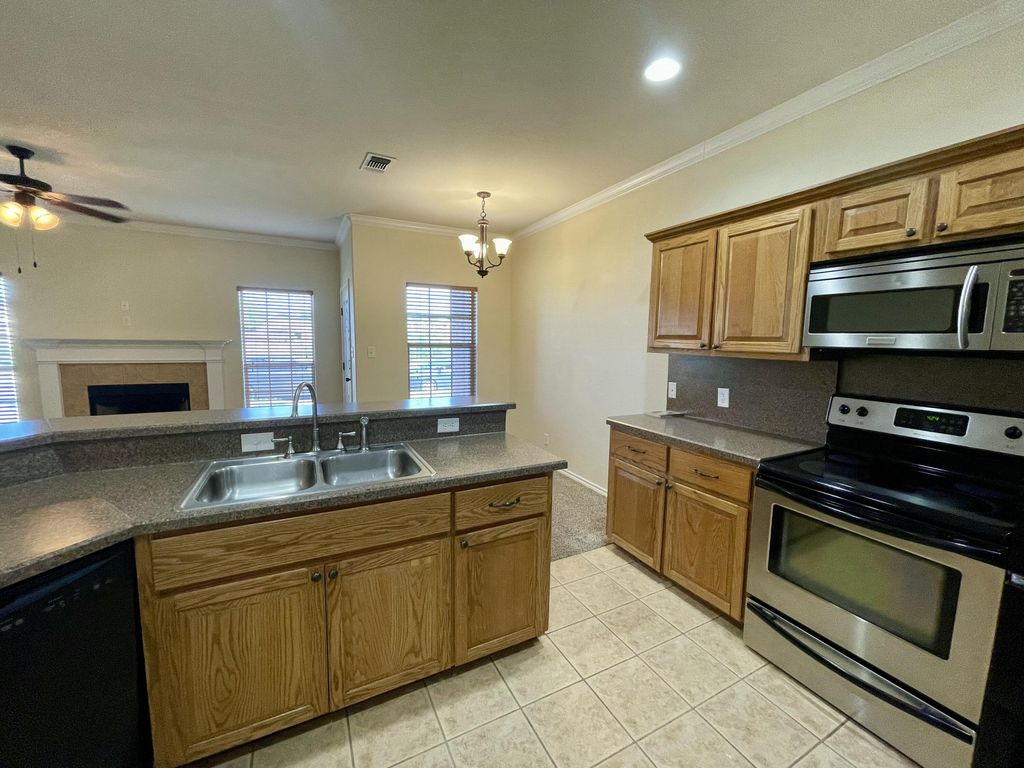Image 6 of property listing at 4441 Oak Grove Boulevard, San Angelo, TX 76904