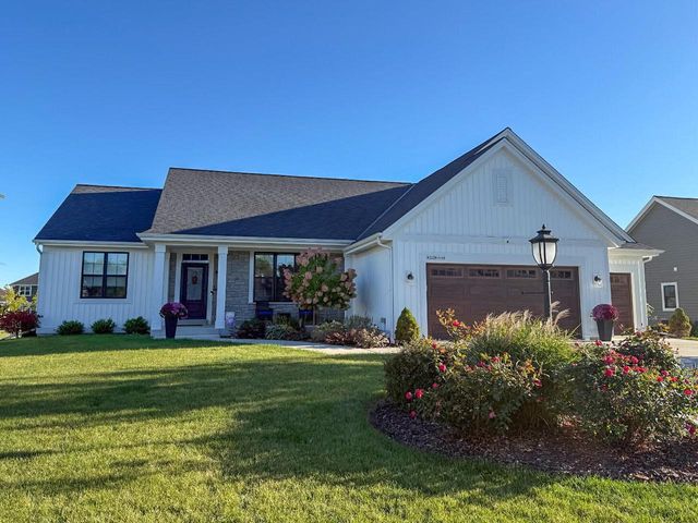 W223N4688 Seven Oaks DRIVE, Pewaukee, WI 53072