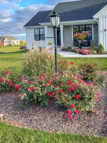 W223N4688 Seven Oaks DRIVE, Pewaukee, WI 53072