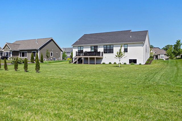W223N4688 Seven Oaks DRIVE, Pewaukee, WI 53072