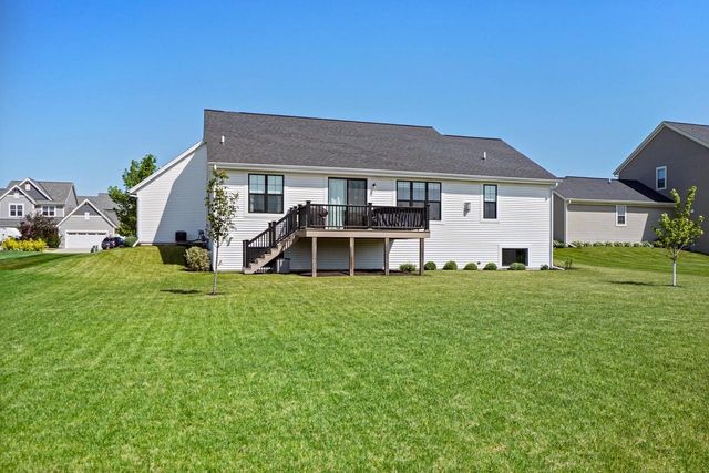W223N4688 Seven Oaks DRIVE, Pewaukee, WI 53072
