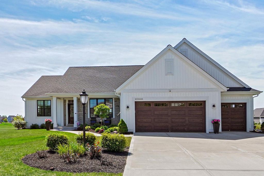 W223N4688 Seven Oaks DRIVE, Pewaukee, WI 53072