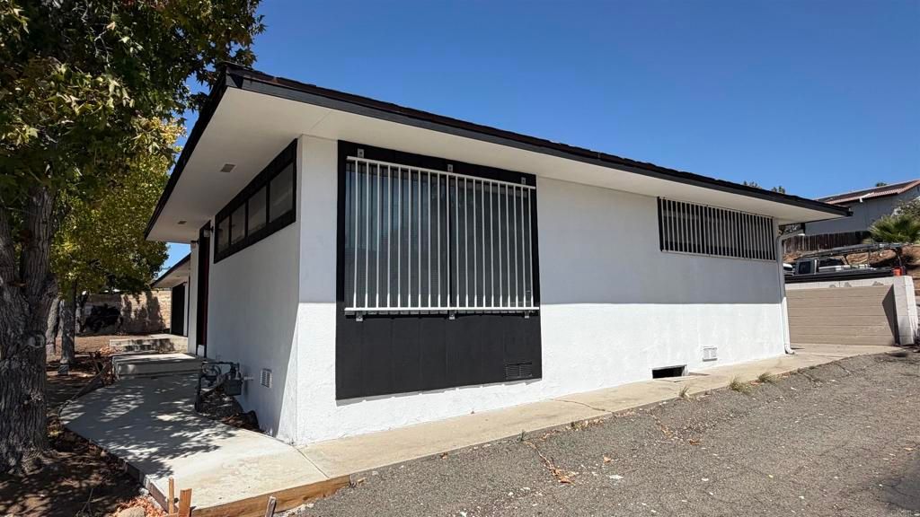 702 Civic Center Drive, Vista, CA 92804 — exterior