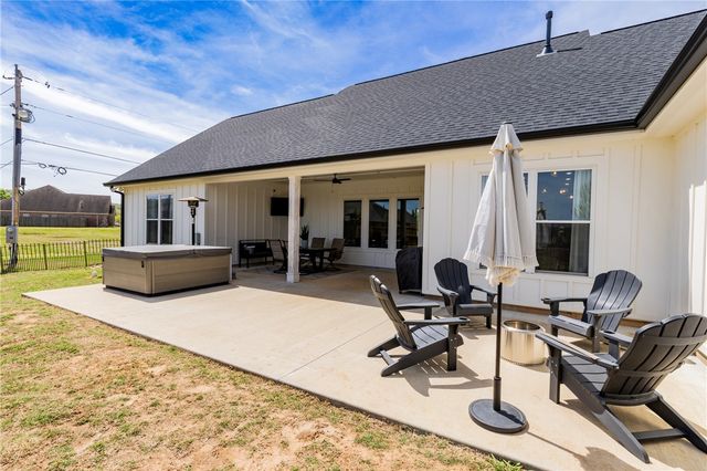 1528 Roberts Road, Fayetteville, AR 72701