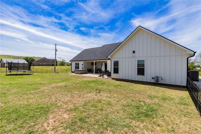 1528 Roberts Road, Fayetteville, AR 72701