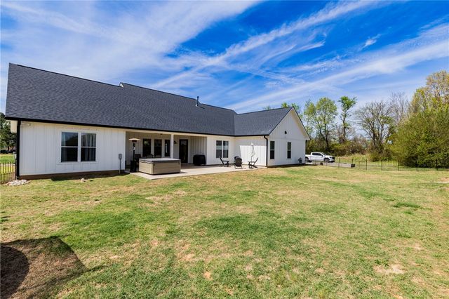1528 Roberts Road, Fayetteville, AR 72701