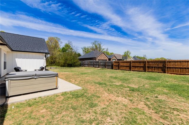 1528 Roberts Road, Fayetteville, AR 72701
