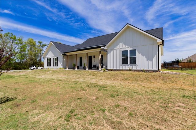 1528 Roberts Road, Fayetteville, AR 72701