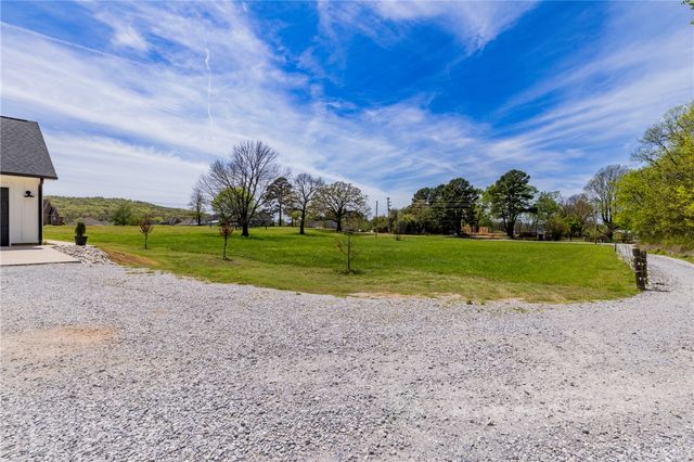 1528 Roberts Road, Fayetteville, AR 72701