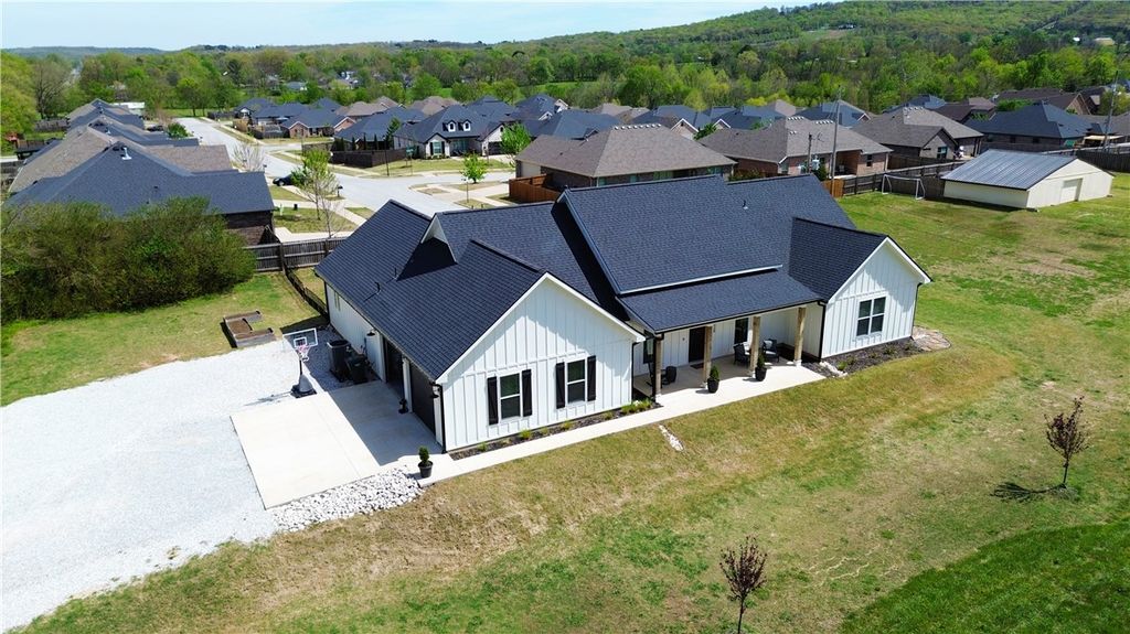 1528 Roberts Road, Fayetteville, AR 72701