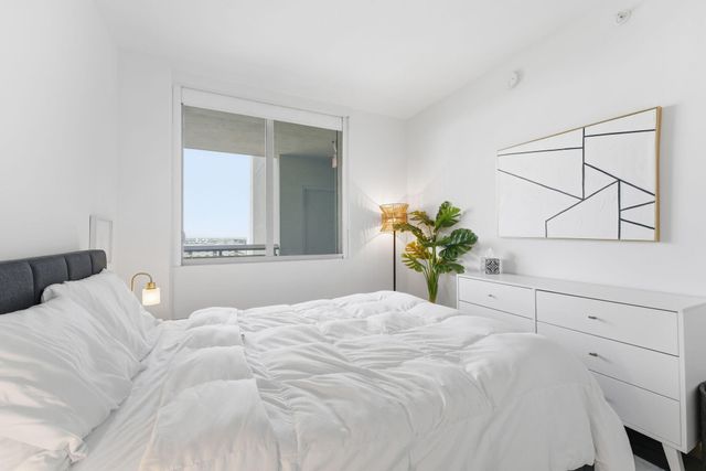 16385 Biscayne Boulevard 2516, North Miami Beach, FL 33160