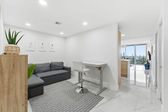 16385 Biscayne Boulevard 2516, North Miami Beach, FL 33160