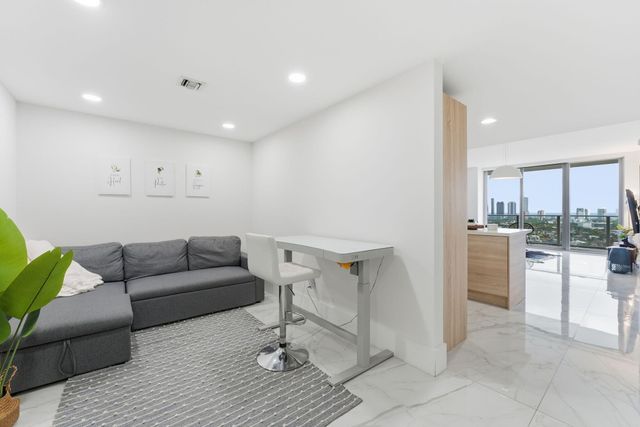 16385 Biscayne Boulevard 2516, North Miami Beach, FL 33160