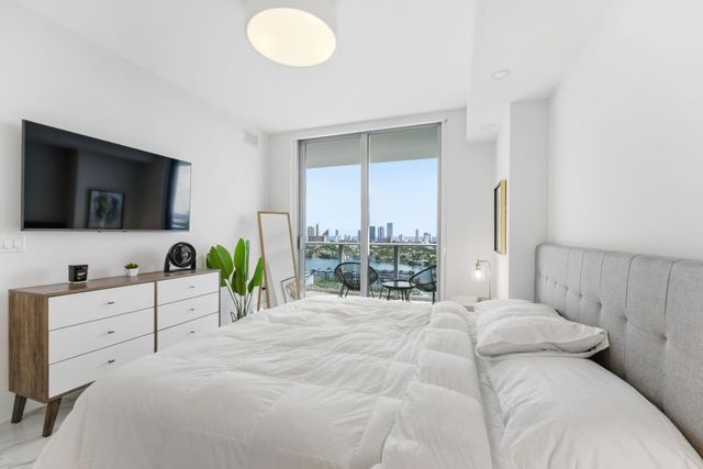 16385 Biscayne Boulevard 2516, North Miami Beach, FL 33160