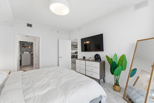 16385 Biscayne Boulevard 2516, North Miami Beach, FL 33160