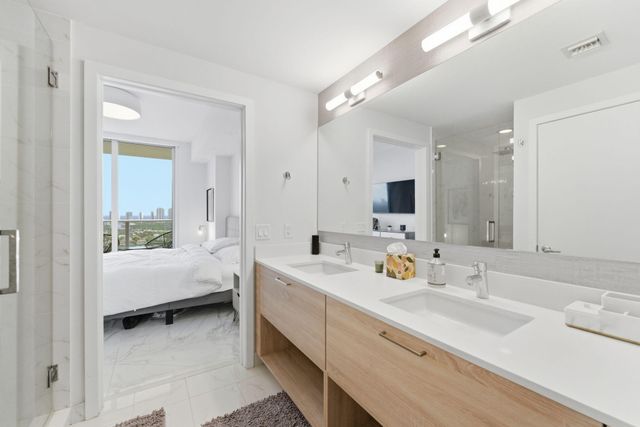 16385 Biscayne Boulevard 2516, North Miami Beach, FL 33160